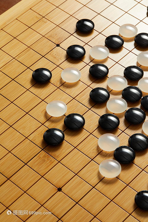 围棋盘上的黑白棋子