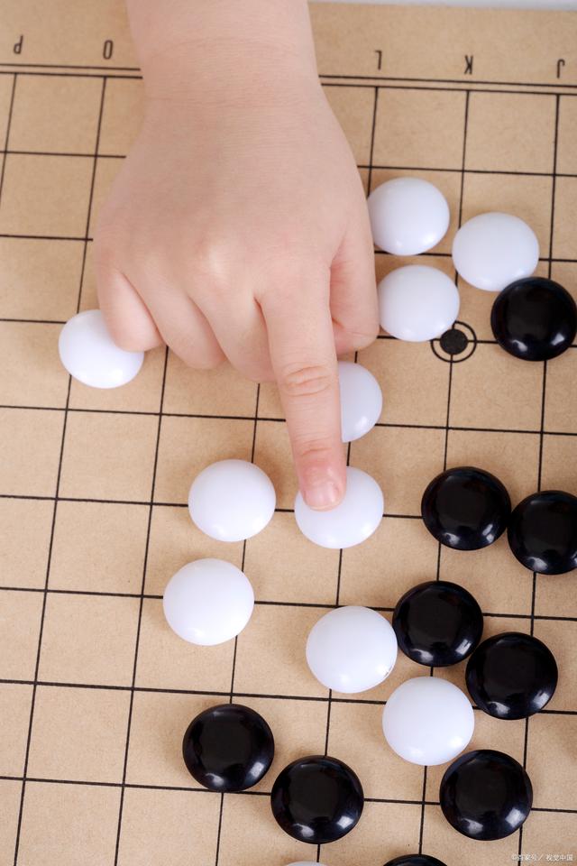 围棋社说我太菜不收,我默默研究棋谱,对弈时他红着眼认输