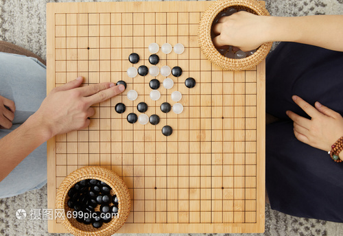 两个人在围棋对弈