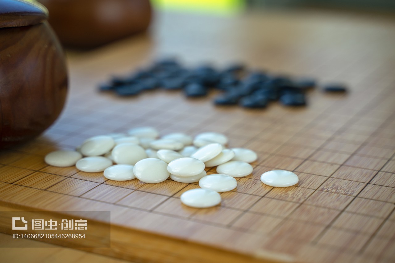 棋盘上的围棋棋子 黑白子间的智慧博弈